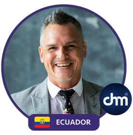 Christopher Ticina, speaker motivacional de Ecuador, sonríe con traje formal frente a un fondo gris, con un marco circular que destaca su nacionalidad ecuatoriana.